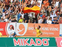 Chùm ảnh: Nam Định lên V-League, sân Thiên Trường mở hội bằng pháo sáng