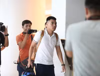 [ẢNH] Xuân Trường được fan nữ xinh đẹp tiếp cận khi tập trung ĐT Việt Nam