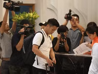 [ẢNH] Xuân Trường được fan nữ xinh đẹp tiếp cận khi tập trung ĐT Việt Nam