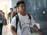 [ẢNH] Xuân Trường được fan nữ xinh đẹp tiếp cận khi tập trung ĐT Việt Nam