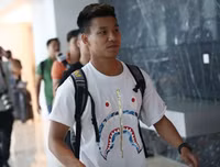 [ẢNH] Xuân Trường được fan nữ xinh đẹp tiếp cận khi tập trung ĐT Việt Nam