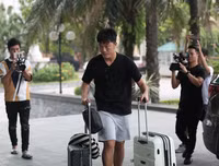 [ẢNH] Xuân Trường được fan nữ xinh đẹp tiếp cận khi tập trung ĐT Việt Nam