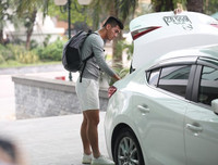 [ẢNH] Xuân Trường được fan nữ xinh đẹp tiếp cận khi tập trung ĐT Việt Nam