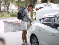 [ẢNH] Xuân Trường được fan nữ xinh đẹp tiếp cận khi tập trung ĐT Việt Nam