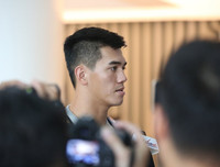 [ẢNH] Xuân Trường được fan nữ xinh đẹp tiếp cận khi tập trung ĐT Việt Nam