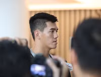 [ẢNH] Xuân Trường được fan nữ xinh đẹp tiếp cận khi tập trung ĐT Việt Nam