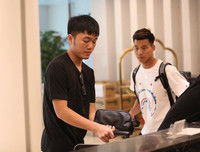 [ẢNH] Xuân Trường được fan nữ xinh đẹp tiếp cận khi tập trung ĐT Việt Nam