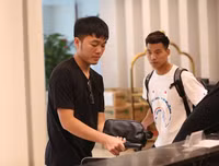 [ẢNH] Xuân Trường được fan nữ xinh đẹp tiếp cận khi tập trung ĐT Việt Nam