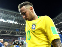 [ẢNH] Neymar nức nở gục vào vai 