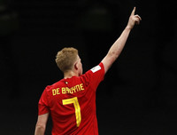 [ẢNH] Neymar nức nở gục vào vai 