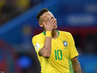 [ẢNH] Neymar nức nở gục vào vai 