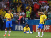 [ẢNH] Neymar nức nở gục vào vai 