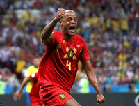 [ẢNH] Neymar nức nở gục vào vai 