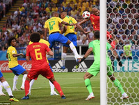 [ẢNH] Neymar nức nở gục vào vai 