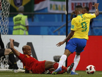 [ẢNH] Neymar nức nở gục vào vai 