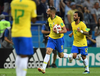 [ẢNH] Neymar nức nở gục vào vai 