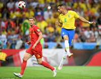 [ẢNH] Neymar nức nở gục vào vai 