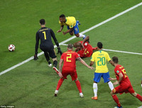 [ẢNH] Neymar nức nở gục vào vai 