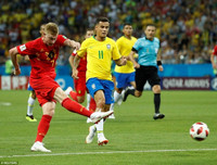 [ẢNH] Neymar nức nở gục vào vai 