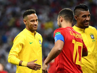 [ẢNH] Neymar nức nở gục vào vai 