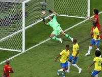 [ẢNH] Neymar nức nở gục vào vai 