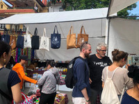 Mua sắm Giáng sinh chợ Tây giữa Thủ đô