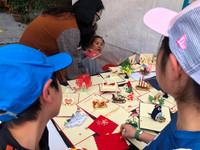 Mua sắm Giáng sinh chợ Tây giữa Thủ đô