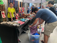 Mua sắm Giáng sinh chợ Tây giữa Thủ đô