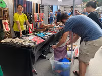 Mua sắm Giáng sinh chợ Tây giữa Thủ đô