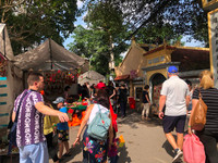 Mua sắm Giáng sinh chợ Tây giữa Thủ đô