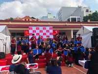 Mua sắm Giáng sinh chợ Tây giữa Thủ đô