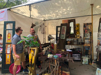 Mua sắm Giáng sinh chợ Tây giữa Thủ đô