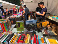 Mua sắm Giáng sinh chợ Tây giữa Thủ đô