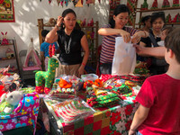 Mua sắm Giáng sinh chợ Tây giữa Thủ đô