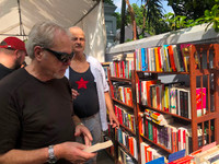 Mua sắm Giáng sinh chợ Tây giữa Thủ đô