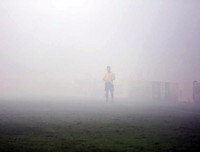 [ẢNH] Trận Hà Nội - Hải Phòng gián đoạn vì pháo sáng của cổ động viên quá khích