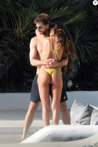 [ẢNH] Sao PSG tình tứ âu yếm siêu mẫu thiên thần Victoria's Secret