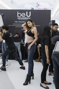 Xuất hiện gương mặt giống hệt Hoàng Thùy