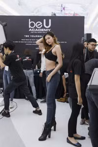 Xuất hiện gương mặt giống hệt Hoàng Thùy