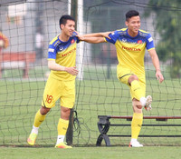 [ẢNH] Công Phượng, Văn Hậu dự bị ở châu Âu: Không phải vấn đề với thầy Park!