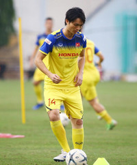 [ẢNH] Công Phượng, Văn Hậu dự bị ở châu Âu: Không phải vấn đề với thầy Park!