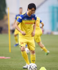 [ẢNH] Công Phượng, Văn Hậu dự bị ở châu Âu: Không phải vấn đề với thầy Park!