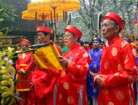 Bỏ tục 'cướp giò hoa tre', người dân kiên nhẫn xếp hàng xin 'lộc' Thánh Gióng