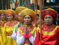 Bỏ tục 'cướp giò hoa tre', người dân kiên nhẫn xếp hàng xin 'lộc' Thánh Gióng