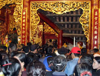 Bỏ tục 'cướp giò hoa tre', người dân kiên nhẫn xếp hàng xin 'lộc' Thánh Gióng