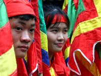 Bỏ tục 'cướp giò hoa tre', người dân kiên nhẫn xếp hàng xin 'lộc' Thánh Gióng