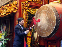 Bỏ tục 'cướp giò hoa tre', người dân kiên nhẫn xếp hàng xin 'lộc' Thánh Gióng