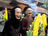 Bỏ tục 'cướp giò hoa tre', người dân kiên nhẫn xếp hàng xin 'lộc' Thánh Gióng