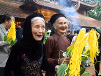 Bỏ tục 'cướp giò hoa tre', người dân kiên nhẫn xếp hàng xin 'lộc' Thánh Gióng