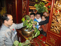 Bỏ tục 'cướp giò hoa tre', người dân kiên nhẫn xếp hàng xin 'lộc' Thánh Gióng